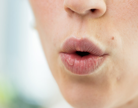 Nahaufnahme von einer Person die pfeift.